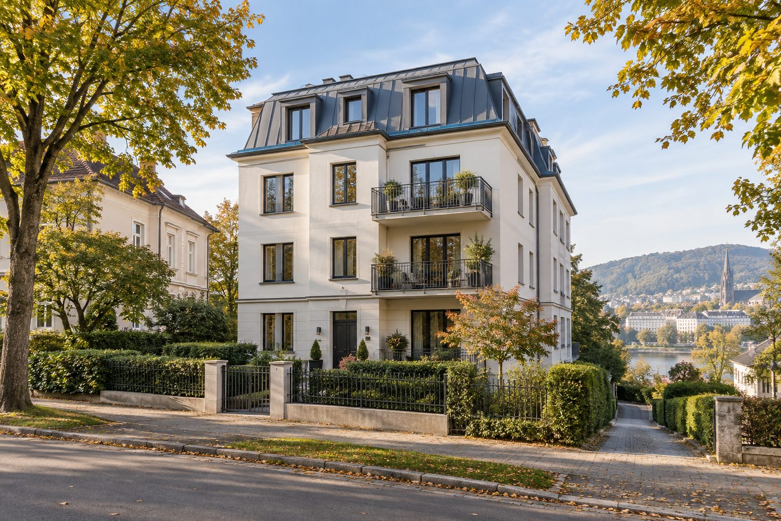 Vollständig sichtbares Wohnhaus an einer begrünten Stadtstraße als Wohnidee für Linz-Urfahr